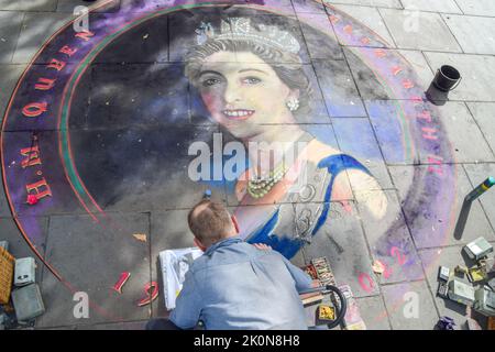 London, England, Großbritannien. 12. September 2022. Eine Kreidekünstlerin stellt auf einem Bürgersteig im Londoner West End eine Hommage an Königin Elizabeth II. Her. Die Königin starb am 8.. September im Alter von 96 Jahren. (Bild: © Vuk Valcic/ZUMA Press Wire) Stockfoto