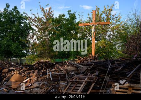 Das Kreuz mit Jesus Christus, umgeben von Holzschutt. Stockfoto