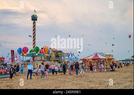 St Annes Internationales Drachenfestival, das im September am Strand stattfindet. Drachen fliegen in der Dämmerung Stockfoto