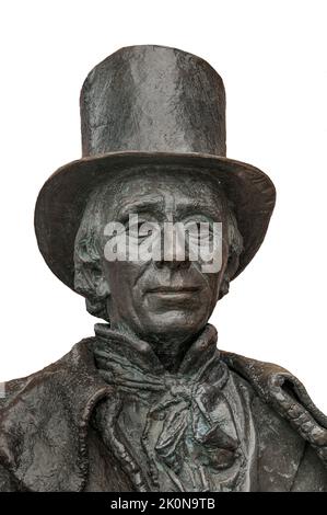 Statue des dänischen Autors H C Andersen in einem Zylinderhut isoliert auf weiß, Odense, Dänemark, 28. August 2022 Stockfoto