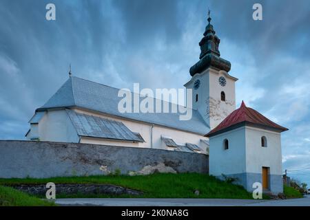 Gotische Kirche im Dorf Turciansky Michal, Region Turiec, Slowakei. Stockfoto
