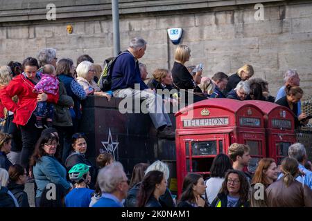 Edinburgh, Schottland 12.. September 2022. Tausende säumen die Royal Mile in Edinburgh, wo die verstorbene Queen nach St. Giles gebracht wird Stockfoto