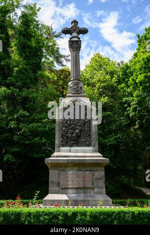 Das Denkmal des Bauernkriegs, in dem Bauern Jesus Christus in der von einem Priester gehaltenen Eucharistie anbeten. Clervaux, Luxemburg. Stockfoto