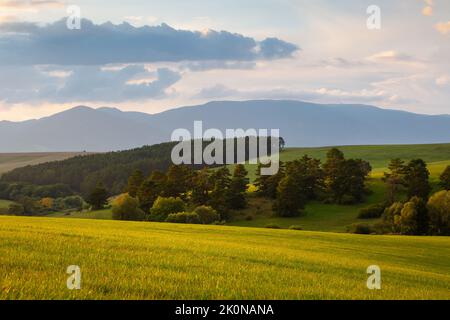 Ländliche Landschaft der Region Turiec im Dorf Folkusova, Slowakei. Stockfoto