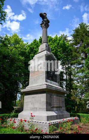 Das Denkmal des Bauernkriegs, in dem Bauern Jesus Christus in der von einem Priester gehaltenen Eucharistie anbeten. Clervaux, Luxemburg. Stockfoto