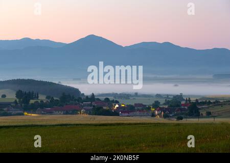 Morgennebel im Dorf Ondrasova, Slowakei. Stockfoto