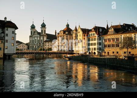 Fußgängerbrücke über den Fluss in der Altstadt in der Nähe historischer Gebäude Stockfoto