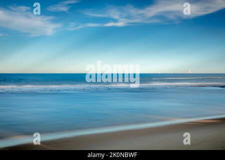 Idyllischer Strand in Porto Seguro bei Sonnenuntergang, Bahia, Nordostbrasilien Stockfoto