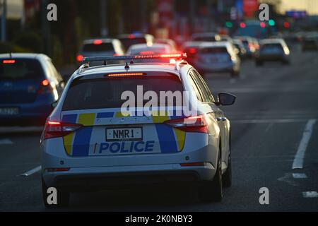 CHRISTCHURCH, NEUSEELAND, 30. AUGUST 2022: Ein Polizeiauto webt auf der Moorhouse Avenue durch den Hauptverkehrsverkehr mit Sirenen und blinkenden Lichtern. Stockfoto