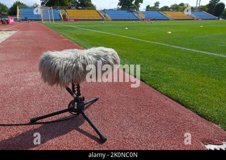 Uzhhorod, Ukraine - 29. August 2022: Pelzigen professionellen Sport-Boom-Mikrofon für Live-Übertragung auf einem Feld des Avanhard-Stadions in Uzhhorod während der ukrainischen Premier League-Spiel Metalist gegen Inhulets Stockfoto