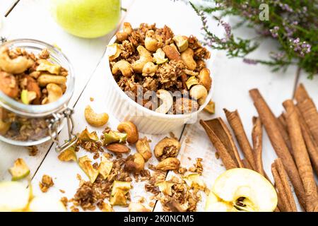 Gelber Hafer mit Apfel- und Zimtstangen auf weißem Hintergrund. Gesunde Ernährung. Bio-Produkt. Stockfoto