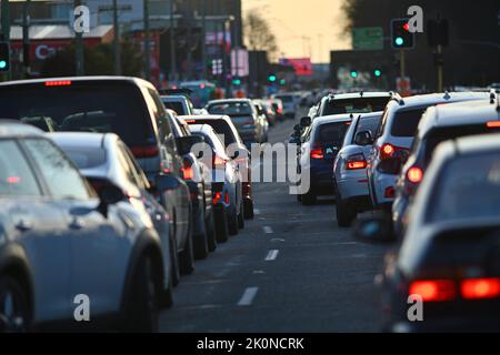 Die Fahrzeuge stehen zu Stoßzeiten auf der Moorhouse Avenue in Christchurch, Neuseeland, an. Stockfoto