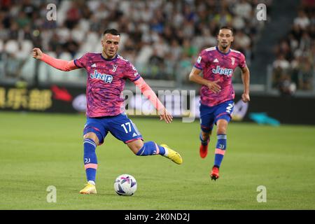 Allianz Stadium, Turin, Italien, 11. September 2022, Filip Kostic (Juventus FC) und Mattia De Sciglio (Juventus FC) während des FC Juventus gegen US Salernita Stockfoto