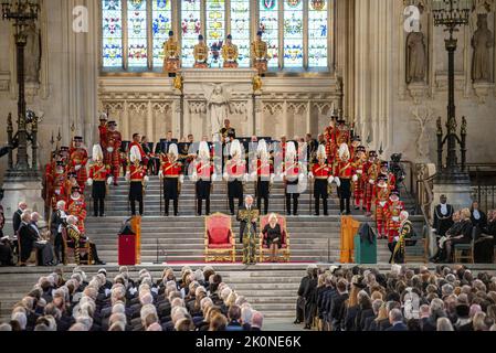 London, Großbritannien, 12. 2022. September, der britische König Charles III. Und der britische Camilla, Queen Consort nehmen an der Präsentation der Ansprachen beider Houses of Parliament am Montag, dem 12. September 2022, nach dem Tod von Königin Elizabeth II. Am 8. September Teil. Foto: UK House of Lords/ Roger Harris/ Credit: UPI/Alamy Live News Stockfoto