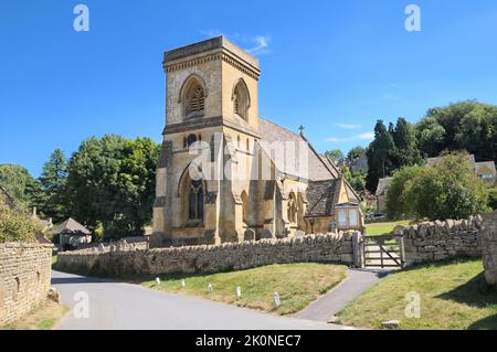 St Barnabas Church im malerischen Cotswold Village Snowshill, Cotswolds, Gloucestershire, England, Großbritannien. Viktorianische Kirche, denkmalgeschütztes Gebäude. Stockfoto