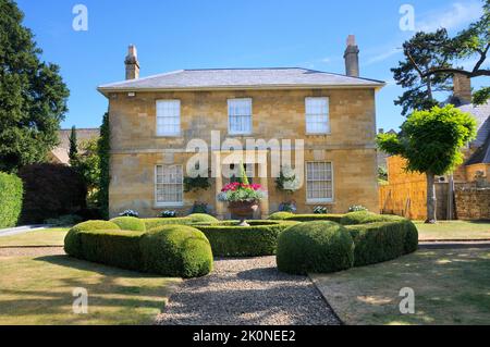 Croft Villa, ein spätes georgianisches Haus in Cotswold Kalkstein mit einem symmetrischen formalen Vorgarten und einer Box Hecke, Broadway, Cotswolds, Worcestershire, Großbritannien Stockfoto