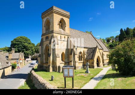 St Barnabas Church im malerischen Cotswold Village Snowshill, Cotswolds, Gloucestershire, England, Großbritannien. Viktorianische Kirche, denkmalgeschütztes Gebäude. Stockfoto