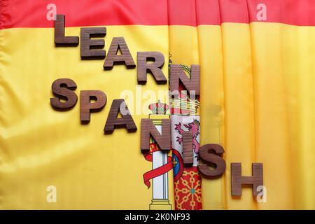 Text SPANISCH lernen unter der Flagge Spaniens Stockfoto