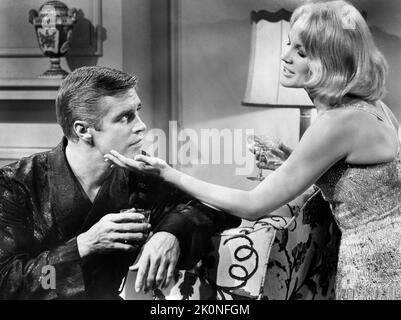 George Peppard, Caroll Baker, am Set von The Film, 'The Carpetbaggers', Paramount Picters, 1964 Stockfoto