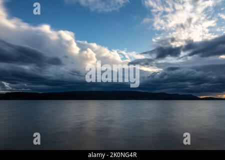 Sturm zieht mit starken Wolken am Himmel über den Bodensee Stockfoto