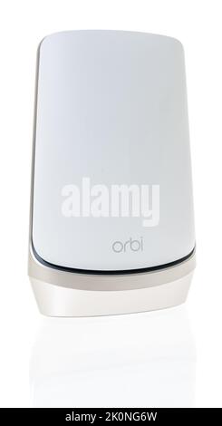 Winneconne, WI - 20 August 2022: Ein Paket von Netgear Orbi AX11000 RBKE963 die ultimate in Smart Home WIFI Quad-Band-Mesh-WLAN-System auf einem isolierten Stockfoto