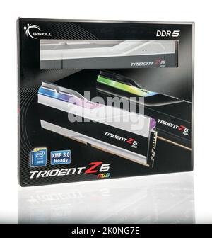Winneconne, WI - 22. Juni 22: Ein Paket von G.Skill ddr 5 Dreizack z 5 rgb Desktop-Speicher auf einem isolierten Hintergrund. Stockfoto