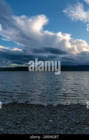 Sturm zieht mit starken Wolken am Himmel über den Bodensee Stockfoto