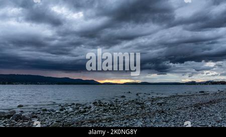 Sturm zieht mit starken Wolken am Himmel über den Bodensee Stockfoto