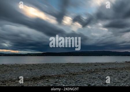 Sturm zieht mit starken Wolken am Himmel über den Bodensee Stockfoto