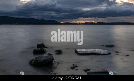 Sturm zieht mit starken Wolken am Himmel über den Bodensee Stockfoto