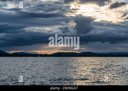 Sturm zieht mit starken Wolken am Himmel über den Bodensee Stockfoto