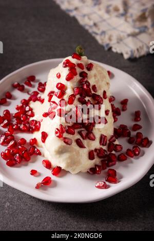 Chile en Nogada, typisches Gericht aus Mexiko. Zubereitet mit Poblano-Chili, gefüllt mit Fleisch und Früchten und bedeckt mit einer speziellen Walnusssauce. Benannt als Stockfoto