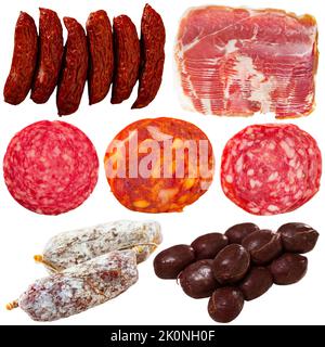 Collage aus verschiedenen Fleischprodukten isoliert auf Weiß Stockfoto