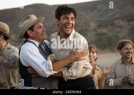 VERÖFFENTLICHUNGSDATUM: 6. Januar 2023. TITEL: Babylon. STUDIO: Paramount Pictures. REGIE: Damien Chazelle. HANDLUNG: In Hollywood während des Übergangs von Stummfilmen zu Talkies, mit Fokus auf eine Mischung aus historischen und fiktionalen Charakteren. HAUPTROLLE: LUKAS HAAS als George Munn, DIEGO CALVA als Manny Torres. (Kreditbild: © Paramount Pictures/Entertainment Pictures) Stockfoto