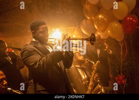 VERÖFFENTLICHUNGSDATUM: 6. Januar 2023. TITEL: Babylon. STUDIO: Paramount Pictures. REGIE: Damien Chazelle. HANDLUNG: In Hollywood während des Übergangs von Stummfilmen zu Talkies, mit Fokus auf eine Mischung aus historischen und fiktionalen Charakteren. MIT JOVAN ADEPO als Sidney Palmer. (Kreditbild: © Paramount Pictures/Entertainment Pictures) Stockfoto