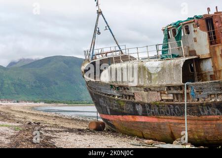 Am Ufer des Loch Linnhe, am Caol Strand, mit Ben Nevis als Hintergrund, in der Nähe von Fort William in den schottischen Highlands, Caol Dorf im Hintergrund, Stockfoto