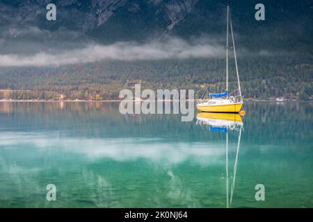 Segelboote in Achensee bei Innsbruck bei ruhiger Morgendämmerung, Tiroler alpen, Österreich Stockfoto