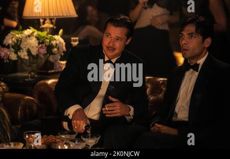 VERÖFFENTLICHUNGSDATUM: 6. Januar 2023. TITEL: Babylon. STUDIO: Paramount Pictures. REGIE: Damien Chazelle. HANDLUNG: In Hollywood während des Übergangs von Stummfilmen zu Talkies, mit Fokus auf eine Mischung aus historischen und fiktionalen Charakteren. HAUPTROLLE: BRAD PITT a Jack Conrad, DIEGO CALVA als Manny Torres. (Kreditbild: © Paramount Pictures/Entertainment Pictures) Stockfoto