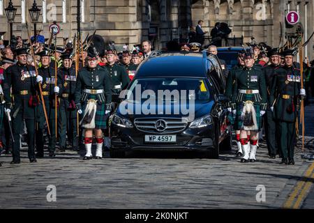 Edinburgh, Großbritannien. 12. September 2022. Der Sarg Ihrer Majestät Königin Elizabeth II. Ist abgebildet, wie er am Montag, dem 12. September 2022, in der St. Giles' Cathedral in Edinburgh ankommt. Der Sarg der Königin wird 24 Stunden lang in der St. Giles' Cathedral bleiben, sodass Mitglieder der Öffentlichkeit ihre Achtung vor ihrer letzten Reise durch Schottland zollen können. Foto: UK Ministry of Defense/UPI Credit: UPI/Alamy Live News Stockfoto