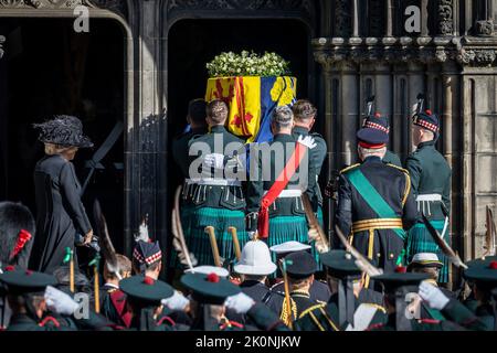 Edinburgh, Großbritannien. 12. September 2022. Der Sarg Ihrer Majestät Königin Elizabeth II. Ist abgebildet, wie er am Montag, dem 12. September 2022, in der St. Giles' Cathedral in Edinburgh ankommt. Der Sarg der Königin wird 24 Stunden lang in der St. Giles' Cathedral bleiben, sodass Mitglieder der Öffentlichkeit ihre Achtung vor ihrer letzten Reise durch Schottland zollen können. Foto: UK Ministry of Defense/UPI Credit: UPI/Alamy Live News Stockfoto