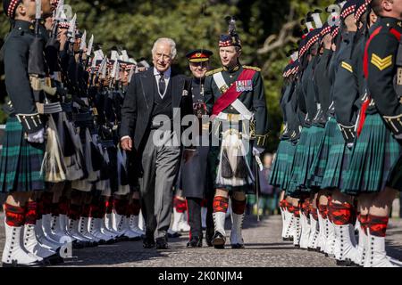 Edinburgh, Großbritannien. 12. September 2022. König Karl III. Wird die Schlüssel für Edinburgh und den Palast von Holyroodhouse bei seiner Ankunft im Schloss am Montag, dem 12. September 2022, übergeben. Dem Monarchen werden die Schlüssel angeboten, und die Tradition schreibt vor, dass sie sie zurückgeben und ihre Verwahrung den gewählten Beamten von Edinburgh anvertrauen. Foto: UK Ministry of Defense/UPI Credit: UPI/Alamy Live News Stockfoto