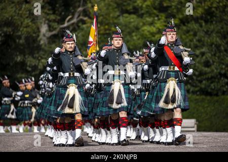 Edinburgh, Großbritannien. 12. September 2022. König Karl III. Wird die Schlüssel für Edinburgh und den Palast von Holyroodhouse bei seiner Ankunft im Schloss am Montag, dem 12. September 2022, übergeben. Dem Monarchen werden die Schlüssel angeboten, und die Tradition schreibt vor, dass sie sie zurückgeben und ihre Verwahrung den gewählten Beamten von Edinburgh anvertrauen. Foto: UK Ministry of Defense/UPI Credit: UPI/Alamy Live News Stockfoto