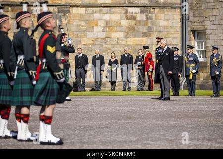 Edinburgh, Großbritannien. 12. September 2022. Der britische König Charles III. Inspiziert eine Ehrengarde, als er am Montag, den 12. September 2022, im Palace of Holyroodhouse in Edinburgh, Schottland, eintrifft. Wo Königin Elizabeth II. Ruhen wird. Trauernde erhalten am Montag die erste Gelegenheit, vor dem Sarg von Königin Elizabeth II. Respekt zu zollen, da er in einer Kathedrale von Edinburgh liegt, wo König Karl III. Eine Mahnwache vorsteht. Foto vom britischen Verteidigungsminister/UPI Quelle: UPI/Alamy Live News Stockfoto