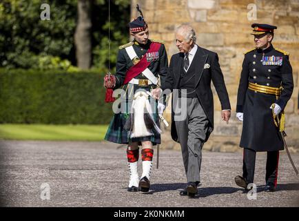 Edinburgh, Großbritannien. 12. September 2022. Der britische König Charles III. Inspiziert eine Ehrengarde, als er am Montag, den 12. September 2022, im Palace of Holyroodhouse in Edinburgh, Schottland, eintrifft. Wo Königin Elizabeth II. Ruhen wird. Trauernde erhalten am Montag die erste Gelegenheit, vor dem Sarg von Königin Elizabeth II. Respekt zu zollen, da er in einer Kathedrale von Edinburgh liegt, wo König Karl III. Eine Mahnwache vorsteht. Foto vom britischen Verteidigungsminister/UPI Quelle: UPI/Alamy Live News Stockfoto