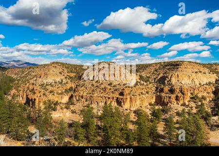 Blick auf den Canyon mit erstaunlichen Felsformationen in der Nähe von Los Alamos, New Mexico, USA Stockfoto
