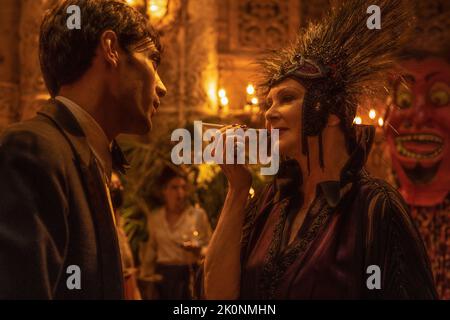 VERÖFFENTLICHUNGSDATUM: 6. Januar 2023. TITEL: Babylon. STUDIO: Paramount Pictures. REGIE: Damien Chazelle. HANDLUNG: In Hollywood während des Übergangs von Stummfilmen zu Talkies, mit Fokus auf eine Mischung aus historischen und fiktionalen Charakteren. MIT Diego CALVA als Manny Torres, JEAN SMART als Elinor St. John. (Kreditbild: © Paramount Pictures/Entertainment Pictures) Stockfoto