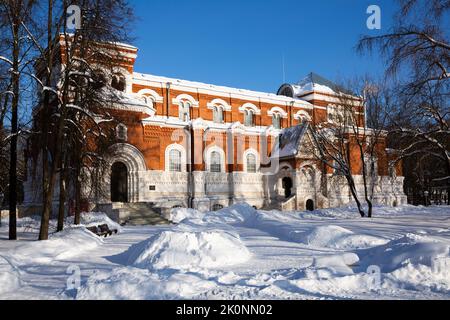 Kristallmuseum im Gebäude der ehemaligen orthodoxen Kathedrale in Gus-Chrustalny im Winter Stockfoto