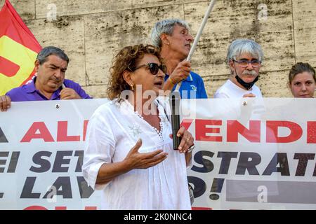 Rom, Italien. 12. September 2022. Pressekonferenz unter dem Ministerium für wirtschaftliche Entwicklung (Mise) zur Verurteilung des Rückbaus und der Privatisierung des Luftverkehrs des Landes und des Angriffs auf die Arbeitswelt. An dem Mikrofon nahmen die Kandidaten der Volksunion (linke Bewegung, geboren im Juli 2022, unterstützt von verschiedenen Parteien und Verbänden, darunter Dema, Manifesta, Potere al Popolo und Rifondazione Comunista), Vertreter der Volksgewerkschaft (USB) und Arbeiter des Luftverkehrs am Tag des nationalen Streiks Teil. Auf dem Foto ist die Kandidatin bei den Popular, die sich mit der Fotografin, der Kandidatin Stockfoto