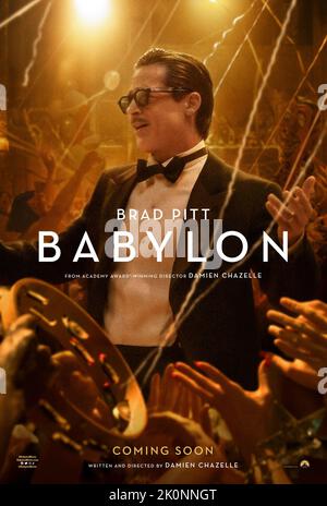 VERÖFFENTLICHUNGSDATUM: 6. Januar 2023. TITEL: Babylon. STUDIO: Paramount Pictures. REGIE: Damien Chazelle. HANDLUNG: In Hollywood während des Übergangs von Stummfilmen zu Talkies, mit Fokus auf eine Mischung aus historischen und fiktionalen Charakteren. MIT BRAD PITT, einem Poster von Jack Conrad, in DER HAUPTROLLE. (Kreditbild: © Paramount Picturs/Entertainment Picturs) Stockfoto