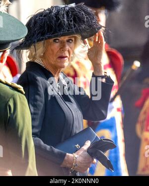 Edinburgh, Schottland. VEREINIGTES KÖNIGREICH. 12. September 2022. Camilla, Queen Consort, erwartet die Ankunft des Sarges von Königin Elizabeth II. In der St. Giles Cathedral. Quelle: Anwar Hussein/Alamy Live News Stockfoto